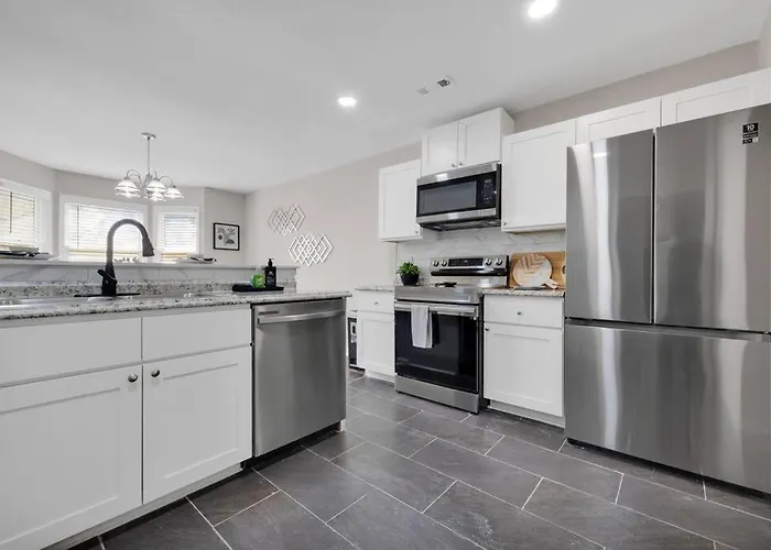 Plush Two Bedroom Retreat. A Home Away From Home!