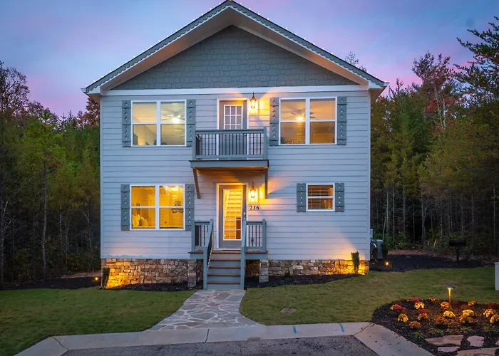 Par-Tee Haus I- Game Room & Hot Tub-Walk To Helen