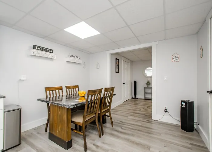 Private Luxury Suite- 2 Bedroom Sleeps 6